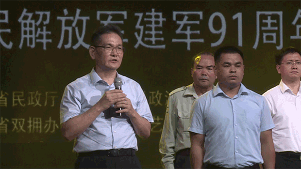 《整装再出发》词作者、西米集团董事长粟平在湖南省庆祝建军91周年晚会谈创作心得(图1)