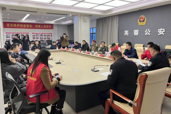 警民携手与雷锋精神同行(图2)
